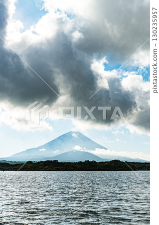從精進湖望去,富士山正擁抱著一個孩子 從精進湖望去,富士山正擁抱著一個孩子 130235957