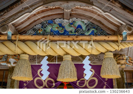 Munakata Shrine, carvings and shimenawa ropes in the worship hall, Munakata, Yonago City, Tottori Prefecture Munakata Shrine, carvings and shimenawa ropes in the worship hall, Munakata, Yonago City, Tottori Prefecture 130236643
