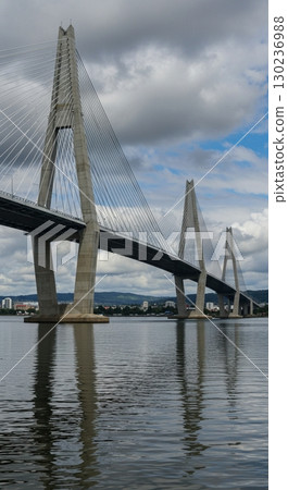 [AI生成] 一座巨大、漫長、高大、美麗的橋樑 130236988