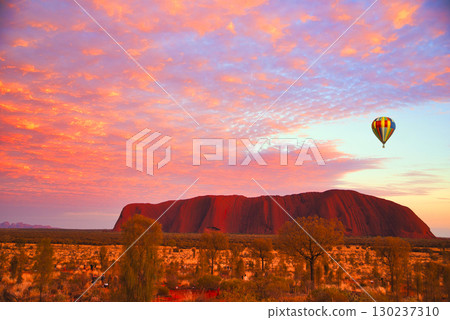 艾爾斯岩石美麗的日落景色 130237310