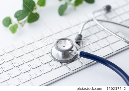 PC鍵盤和聽診器 PC鍵盤和聽診器 130237342