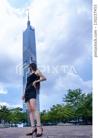 夏天的福岡塔和年輕女子 夏天的福岡塔和年輕女子 130237455