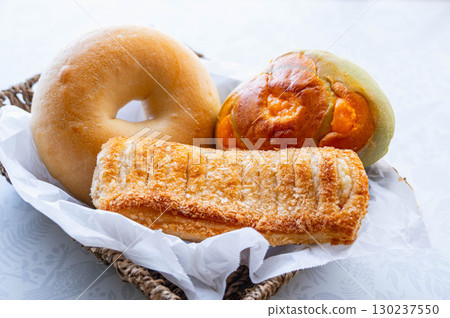 籃子裡的各類麵包 籃子裡的各類麵包 130237550