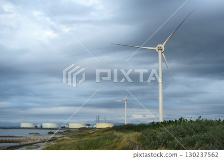 風力發電和油罐 130237562