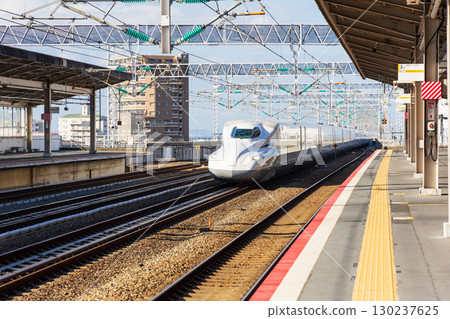 Shinkansen platform (Nishi-Akashi Station) Shinkansen platform (Nishi-Akashi Station) 130237625
