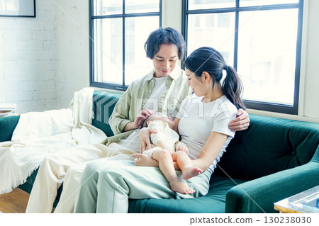 年輕夫婦抱著嬰兒 130238030