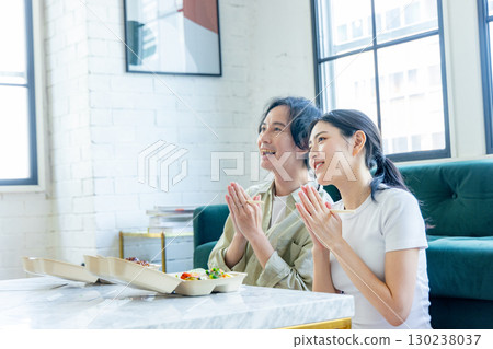 Men and women ordering and eating lunch boxes via delivery Men and women ordering and eating lunch boxes via delivery 130238037