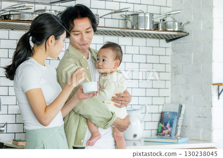 媽媽在廚房做飯，爸爸照顧孩子 130238045
