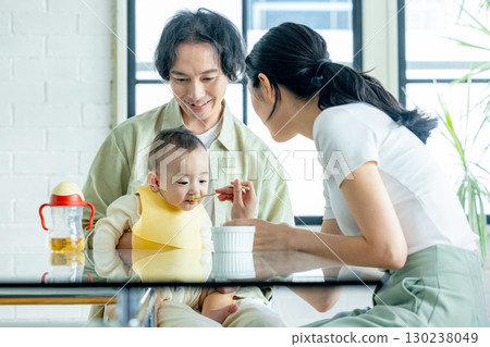 嬰兒吃嬰兒食品 130238049