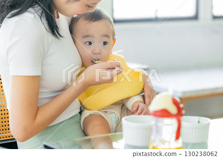嬰兒吃嬰兒食品 130238062
