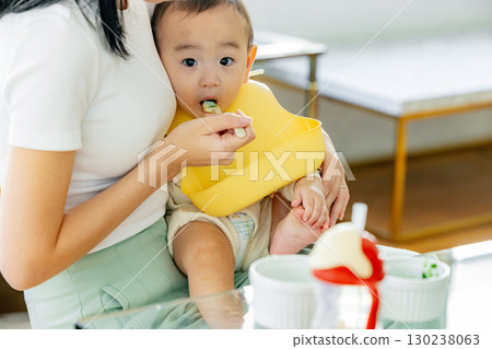 嬰兒吃嬰兒食品 130238063