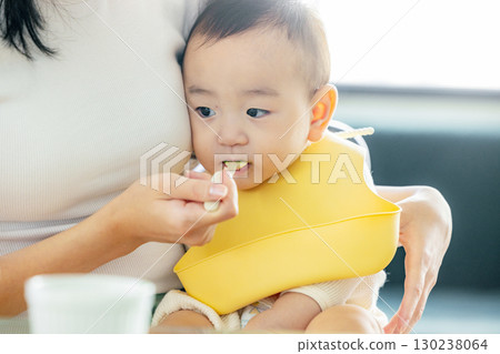 嬰兒吃嬰兒食品 130238064