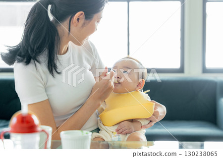 嬰兒吃嬰兒食品 130238065