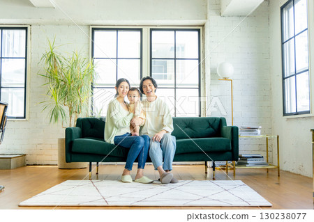 一對年輕夫婦在客廳裡放鬆 130238077