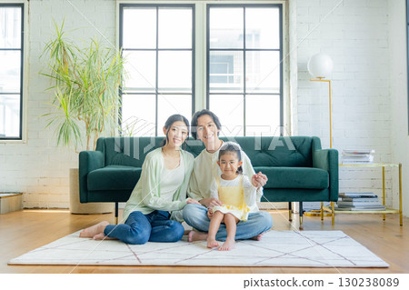 A young family relaxing in the living room　 130238089