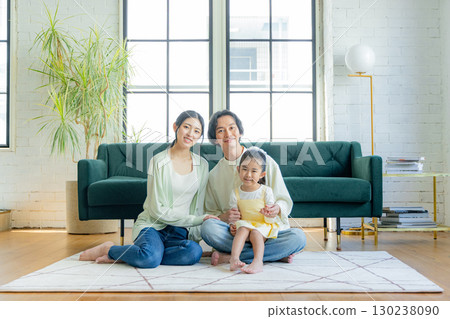 A young family relaxing in the living room　 130238090