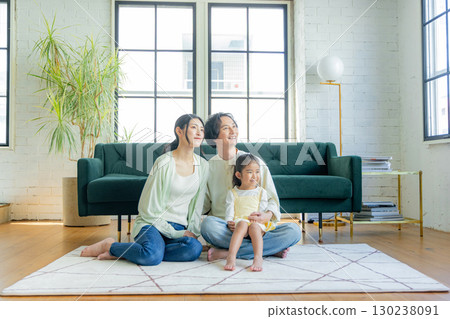 A young family relaxing in the living room　 130238091