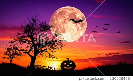 萬聖節之夜的滿月和南瓜剪影 130238400