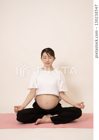 一位女士正在做孕婦瑜伽 130238547