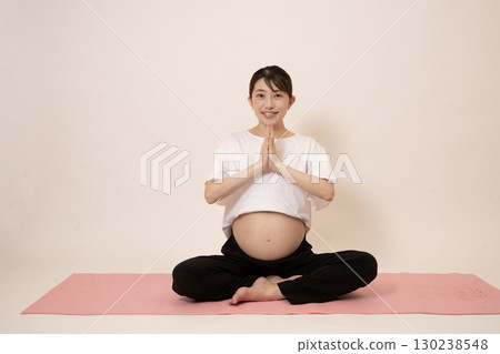 一位女士正在做孕婦瑜伽 130238548