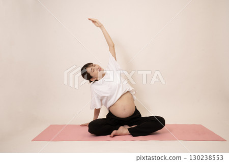 一位女士正在做孕婦瑜伽 一位女士正在做孕婦瑜伽 130238553