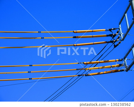 電線被黃色保護套包裹以防止漏電，藍天 130238562