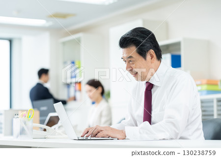 工作在辦公室的資深商人 工作在辦公室的資深商人 130238759