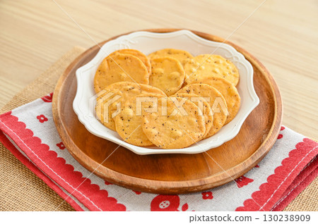 Black pepper rice crackers 130238909