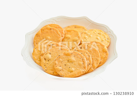 Black pepper rice crackers 130238910