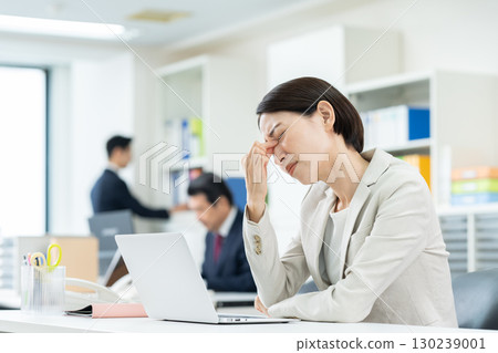 Middle career woman working in the office 130239001