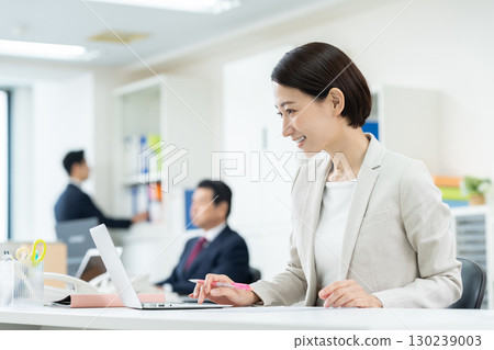 Middle career woman working in the office Middle career woman working in the office 130239003
