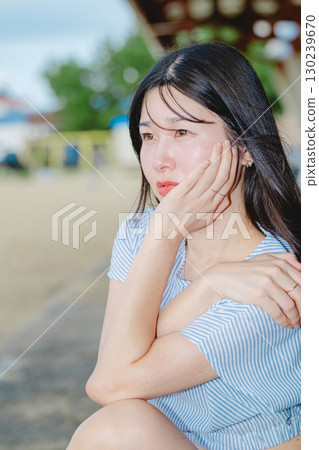 夏天的百道濱海灘和一位年輕女子 夏天的百道濱海灘和一位年輕女子 130239670