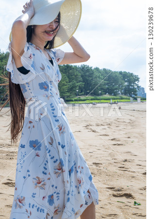 夏天，一位年輕女子在百道濱海灘散步 130239678