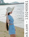 夏天,一位年輕女子在百道濱海灘散步 夏天,一位年輕女子在百道濱海灘散步 130240061