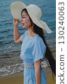 夏天,一位年輕女子在百道濱海灘散步 夏天,一位年輕女子在百道濱海灘散步 130240063