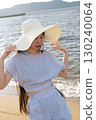 夏天,一位年輕女子在百道濱海灘散步 夏天,一位年輕女子在百道濱海灘散步 130240064