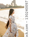夏天,一位年輕女子在百道濱海灘散步 夏天,一位年輕女子在百道濱海灘散步 130240097