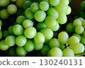 Fresh Shine Muscat grape bunch (close-up) 130240131