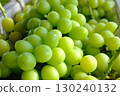 Fresh Shine Muscat grape bunch (close-up) 130240132
