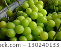 Fresh Shine Muscat grape bunch (close-up) 130240133
