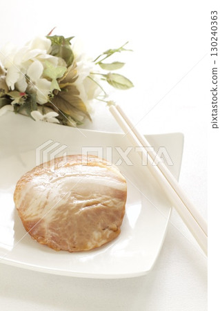 白盤子裡的叉燒肉 130240363