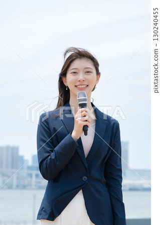 一個女人用麥克風 一個女人用麥克風 130240455