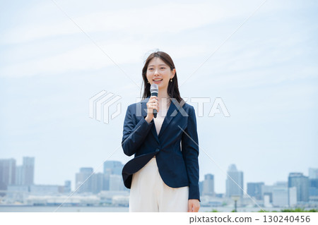 一個女人用麥克風 一個女人用麥克風 130240456