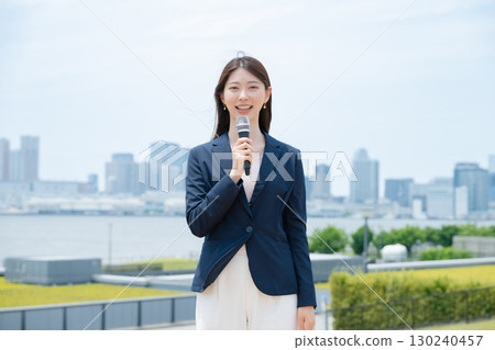 一個女人用麥克風 一個女人用麥克風 130240457