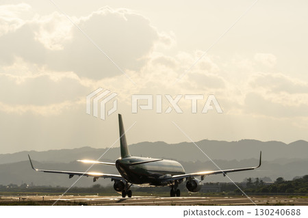 黃昏時分的仙台機場，飛機起飛，宮城縣名取市 130240688