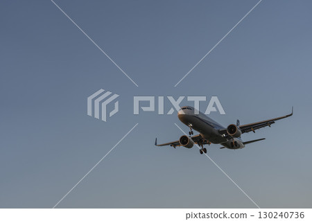 黃昏時分的仙台機場，飛機降落，宮城縣名取市 130240736