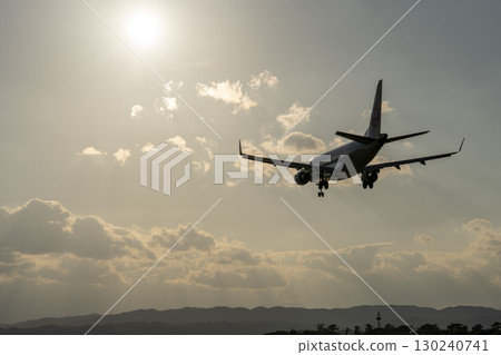 黃昏時分的仙台機場，飛機降落，宮城縣名取市 130240741