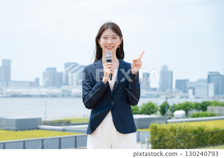 女商人拿著麥克風並指著 女商人拿著麥克風並指著 130240793