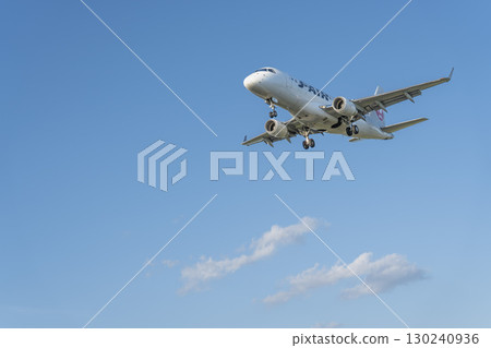 黃昏時分的仙台機場,飛機降落,宮城縣名取市 黃昏時分的仙台機場,飛機降落,宮城縣名取市 130240936