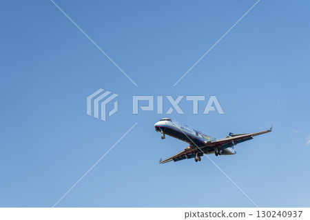 黃昏時分的仙台機場,飛機降落,宮城縣名取市 黃昏時分的仙台機場,飛機降落,宮城縣名取市 130240937